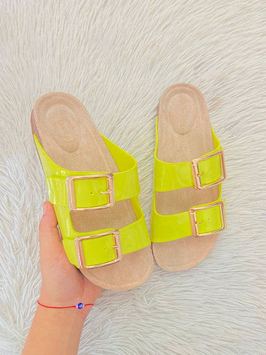 Sandalias MADDEN GIRL original, crema con verde lima, y doble correa más hebilla en color dorado.