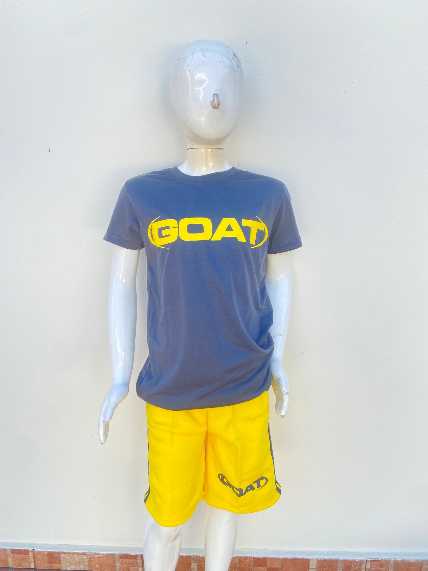 Conjunto, gris con amarillo y letra GOAT ( cabra).