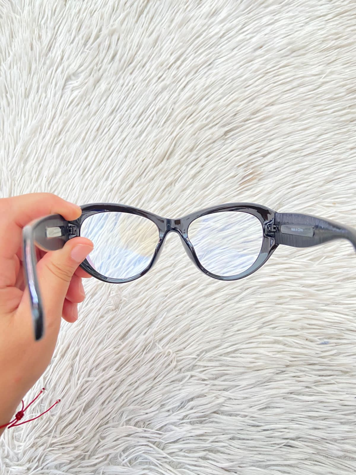 Lentes, negro, curvos estilo ojo  de gato, con micas transparentes azulados.