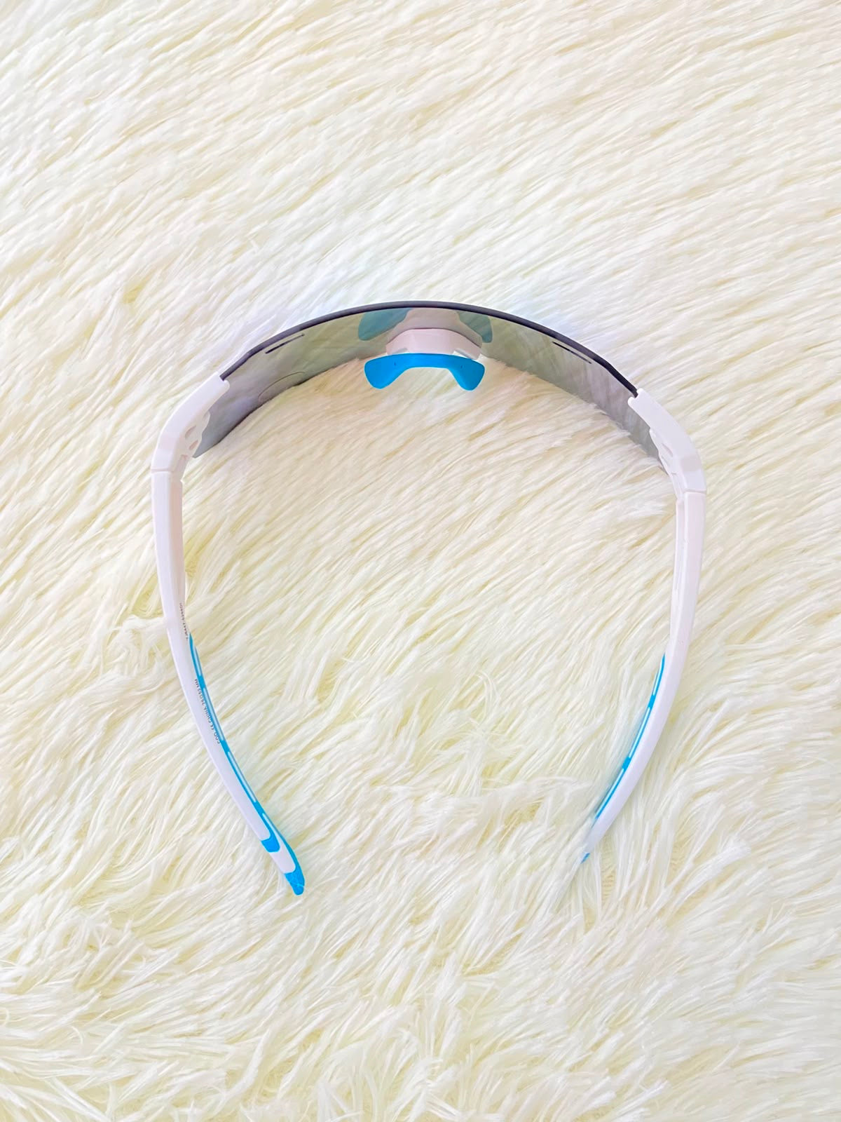 Lentes, blanco con micas en color azul y montura blanca, protección UV 400.