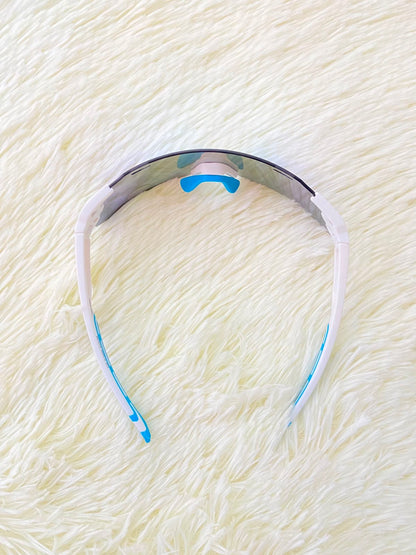 Lentes, blanco con micas en color azul y montura blanca, protección UV 400.