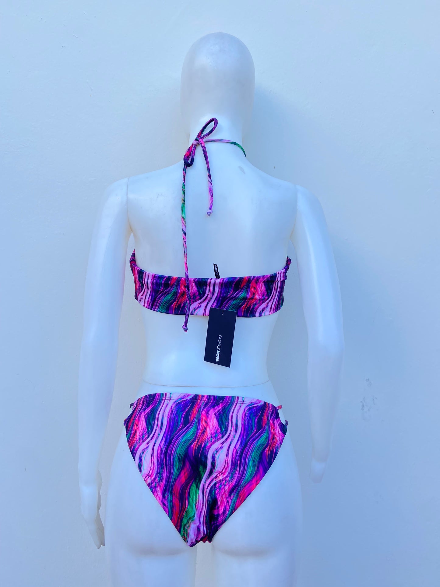 Biquini, morado con multicolores y cover Up adicional ( falda ), 3 piezas.