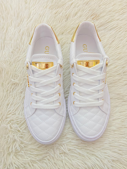Tenis GUESS original blanco con detalles en color dorado y placa GUESS en dorado.