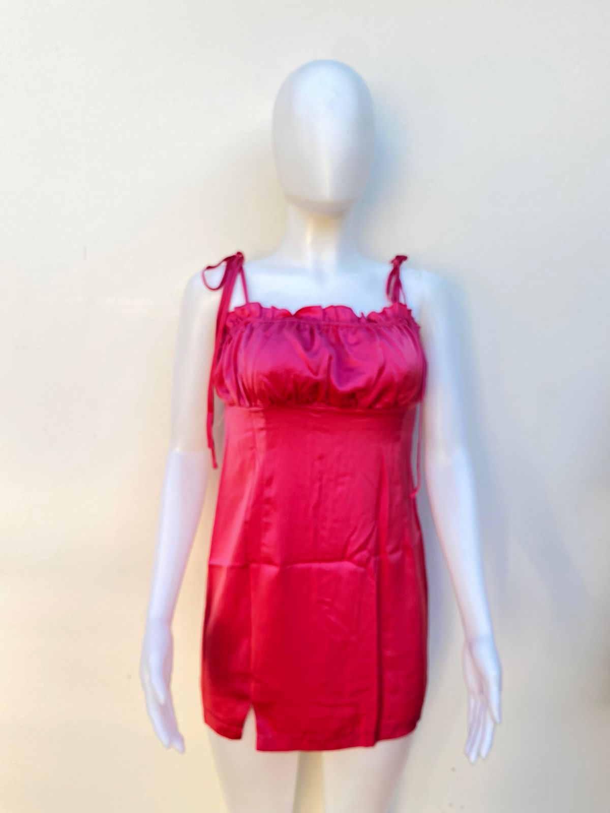 Vestido Fashion Nova original rosado opaco con abucheado en la parte superior, en satin.