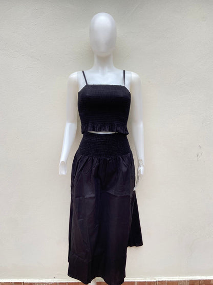 Conjunto, negro de falda larga y top.