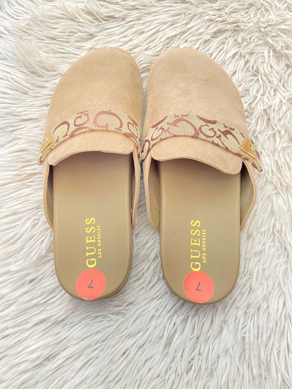 Sandalias/ Suecos GUESS original crema con letras G en marrón.