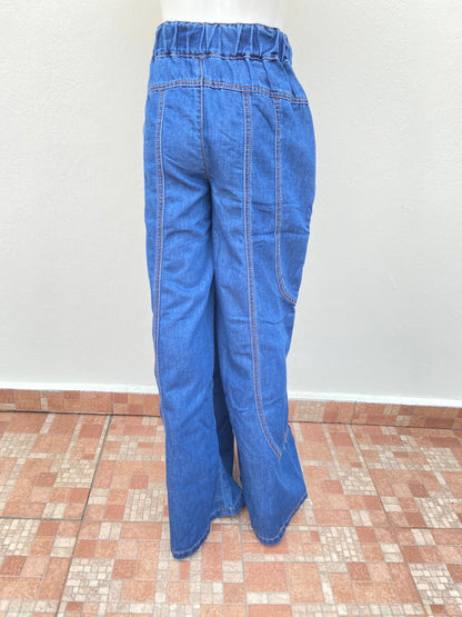 Pantalon jean en color azul oscuro ancho con diseño de lineas super ancho.