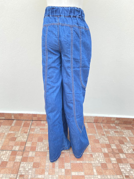 Pantalon jean en color azul oscuro ancho con diseño de lineas super ancho.