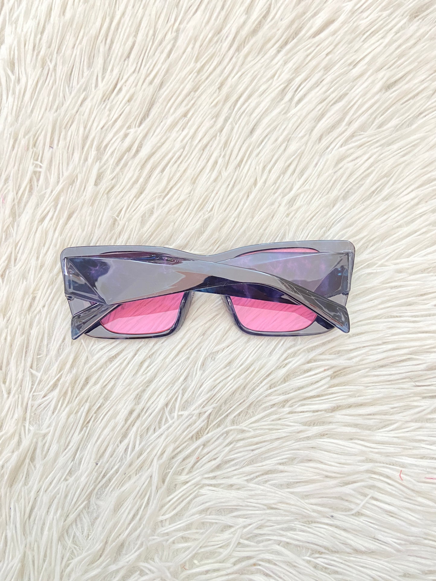 Lentes Fashion Nova negro en mármol y micas de color rosado/ morado.