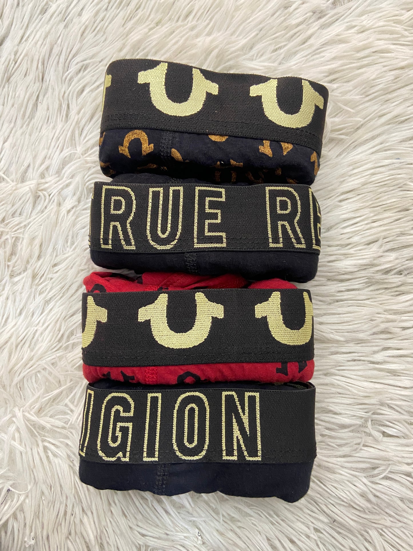 Set de Boxer True Religion original, pack de cuatro (4) dos negros, uno rojo y uno con estampado dorado.