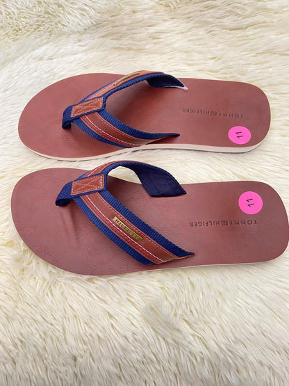 Sandalias TOMMY HILFIGER Original, Marron oscuro con detalles en color azul marino y placa HILFIGER en color bronce.