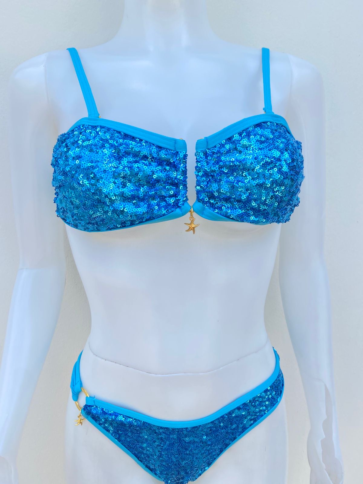 Biquini, azul con lentejuelas en color azul rey y con estrellas en color dorado, dos piezas.