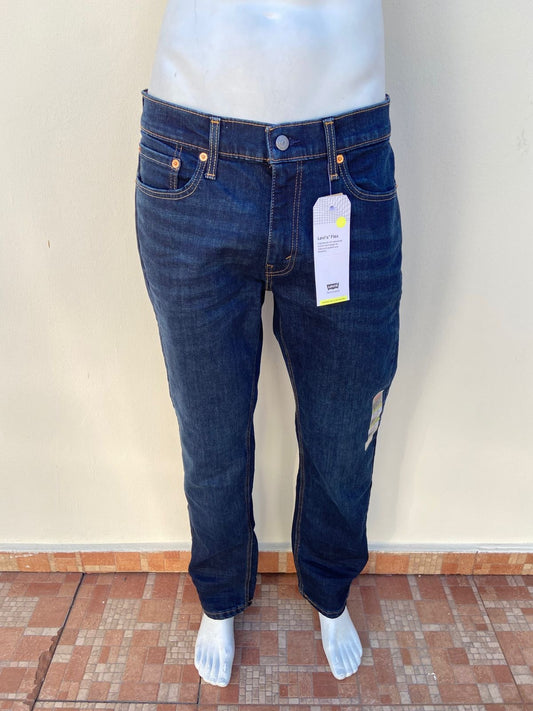 Pantalón Jean Levi’s original, azul oscuro liso, con costura en hilo marrón.