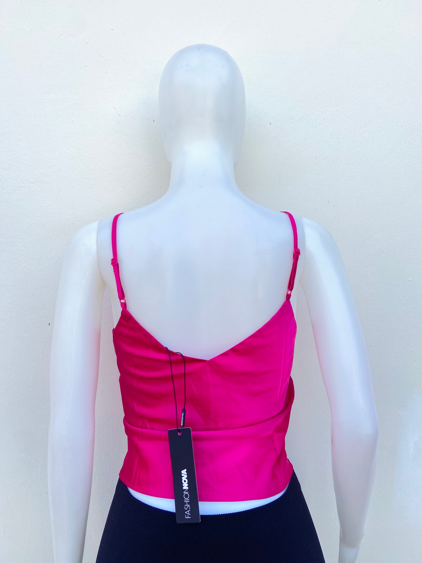 Top en color rosado fusia con tiros ajustables y con tela de seda.