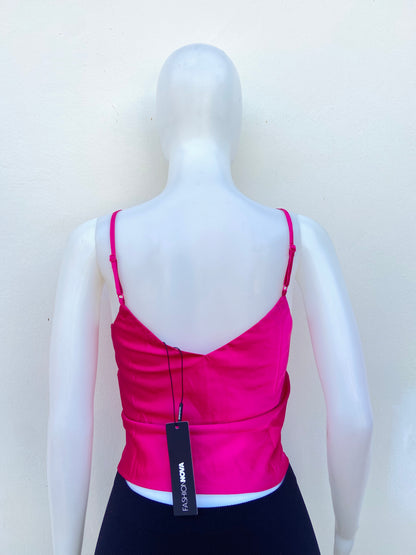 Top en color rosado fusia con tiros ajustables y con tela de seda.