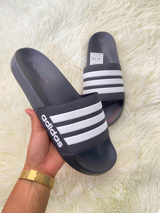 Sandalias ADIDAS original, negra con líneas en color blanco en frente y letras de la marca al lado.