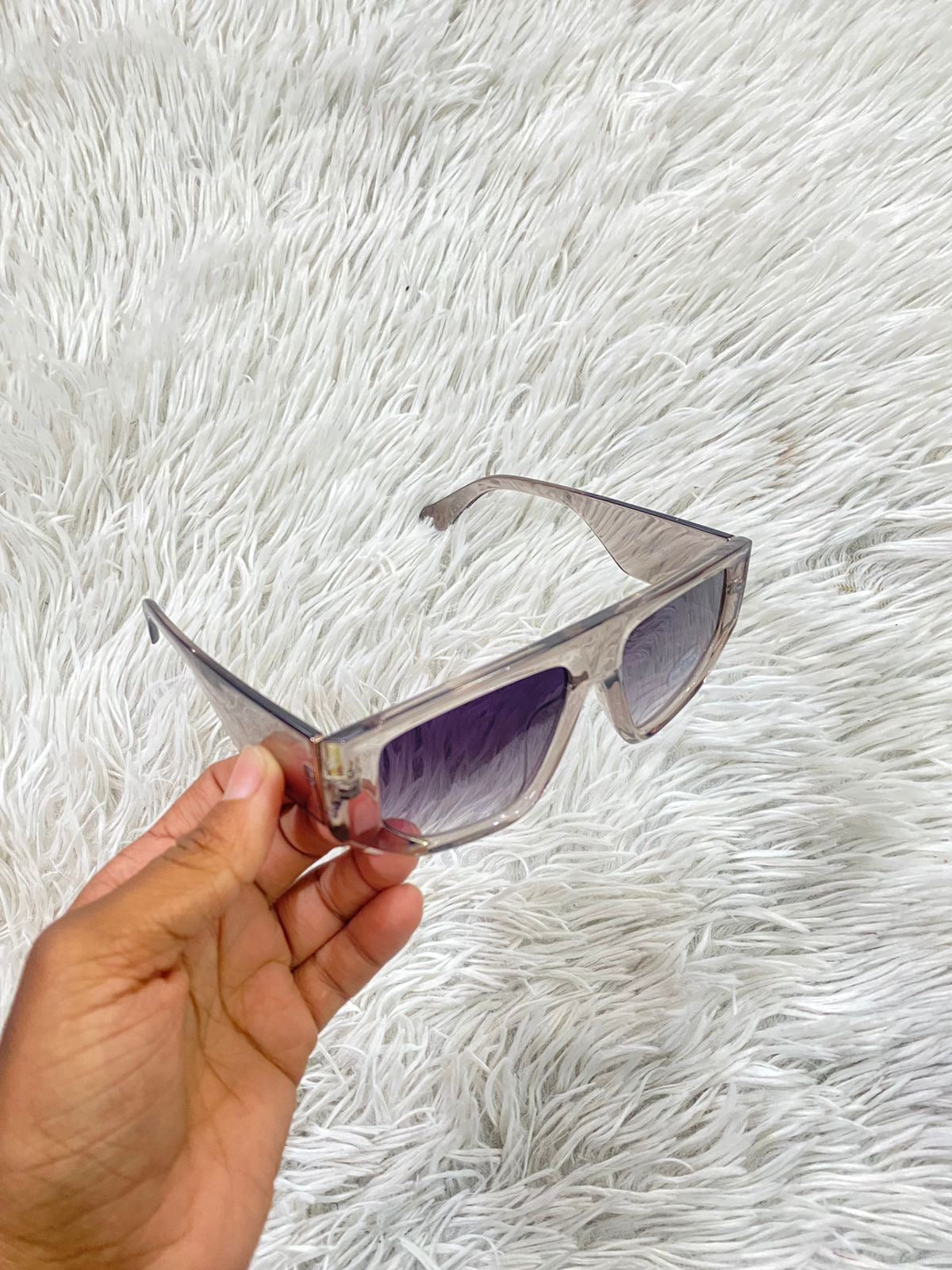 Lentes Fashion Nova original gris con micas oscuras.