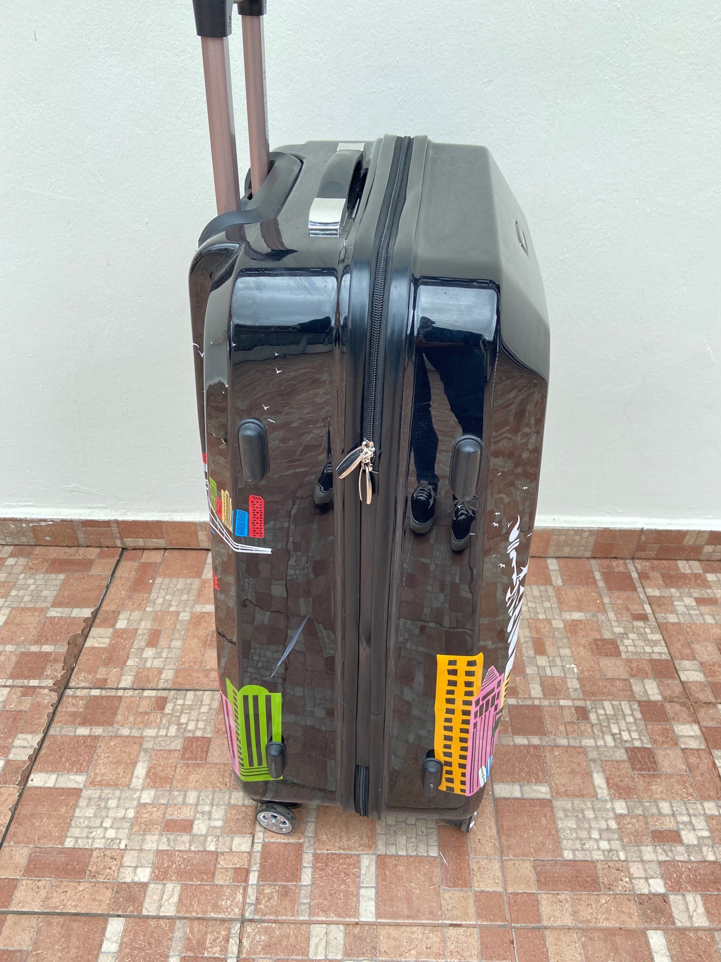 Maleta ROCKLAND original negra con la ciudad de HOLLYWOOD. Material ABS resistente al agua.  Asa telescópica ajustable