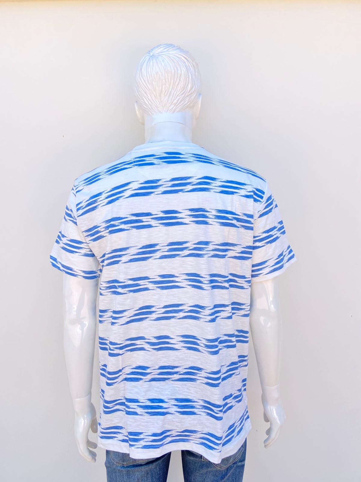 T-shirt MBX PREMIUM GOODS original, en color blanco con estampado de rayas y bolsillo al frente en color azul claro, 100% algodón.