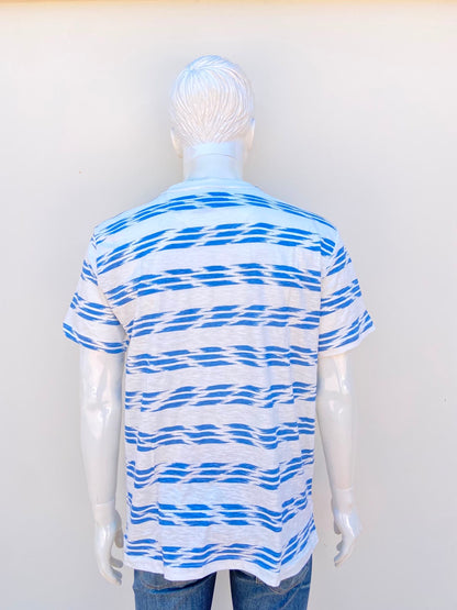 T-shirt MBX PREMIUM GOODS original, en color blanco con estampado de rayas y bolsillo al frente en color azul claro, 100% algodón.
