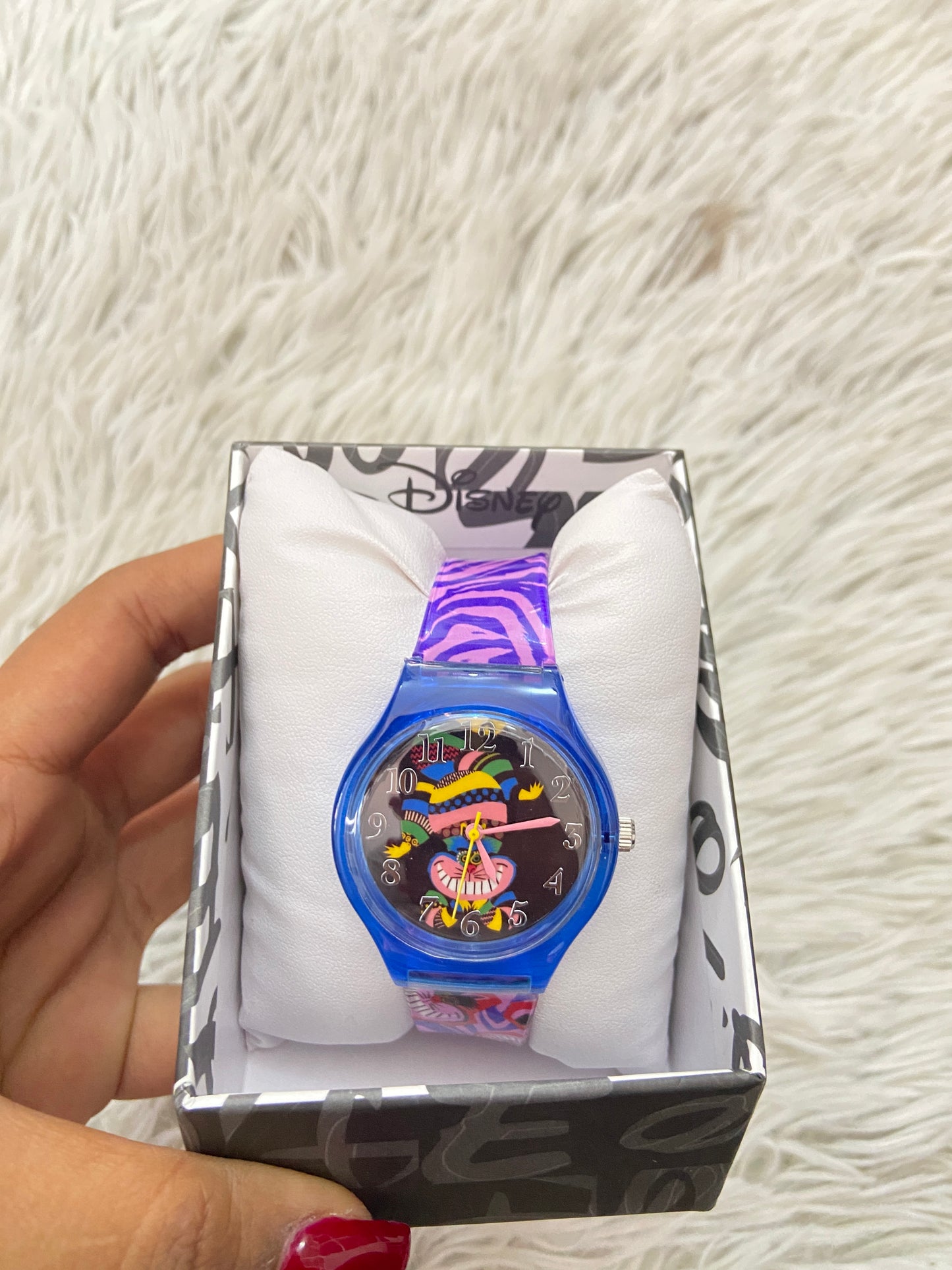 Reloj Disney original morado con azul marino y caricatura de un gato de fondo.