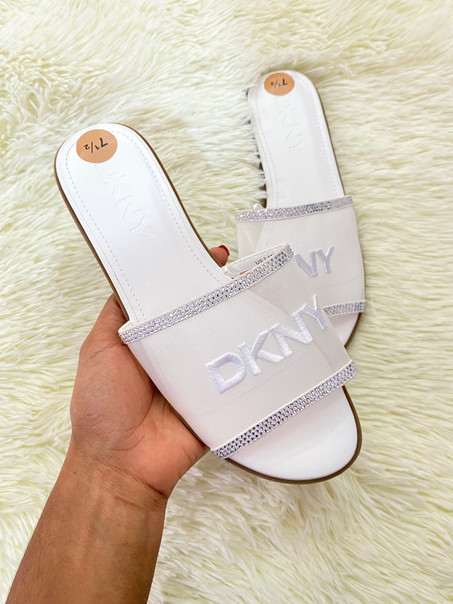 Sandalias DKNY original, blanca con diamantes plateados y suela marron.