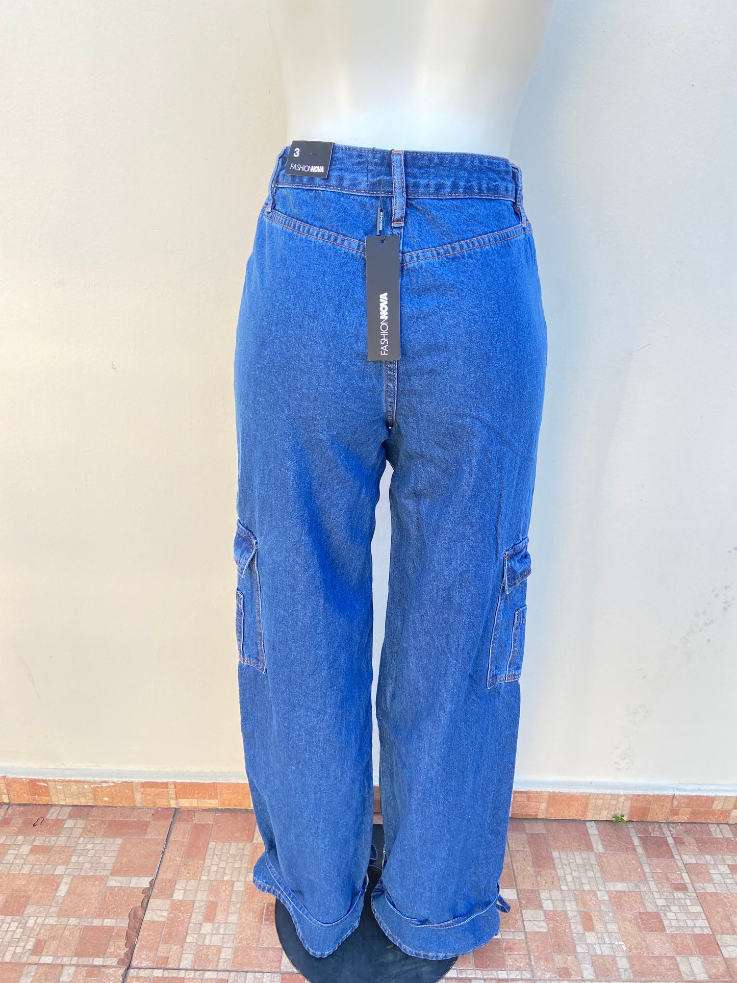 Pantalón Jean Fashion Nova original azul marino, estilo cargo, con lazos en la parte inferior.
