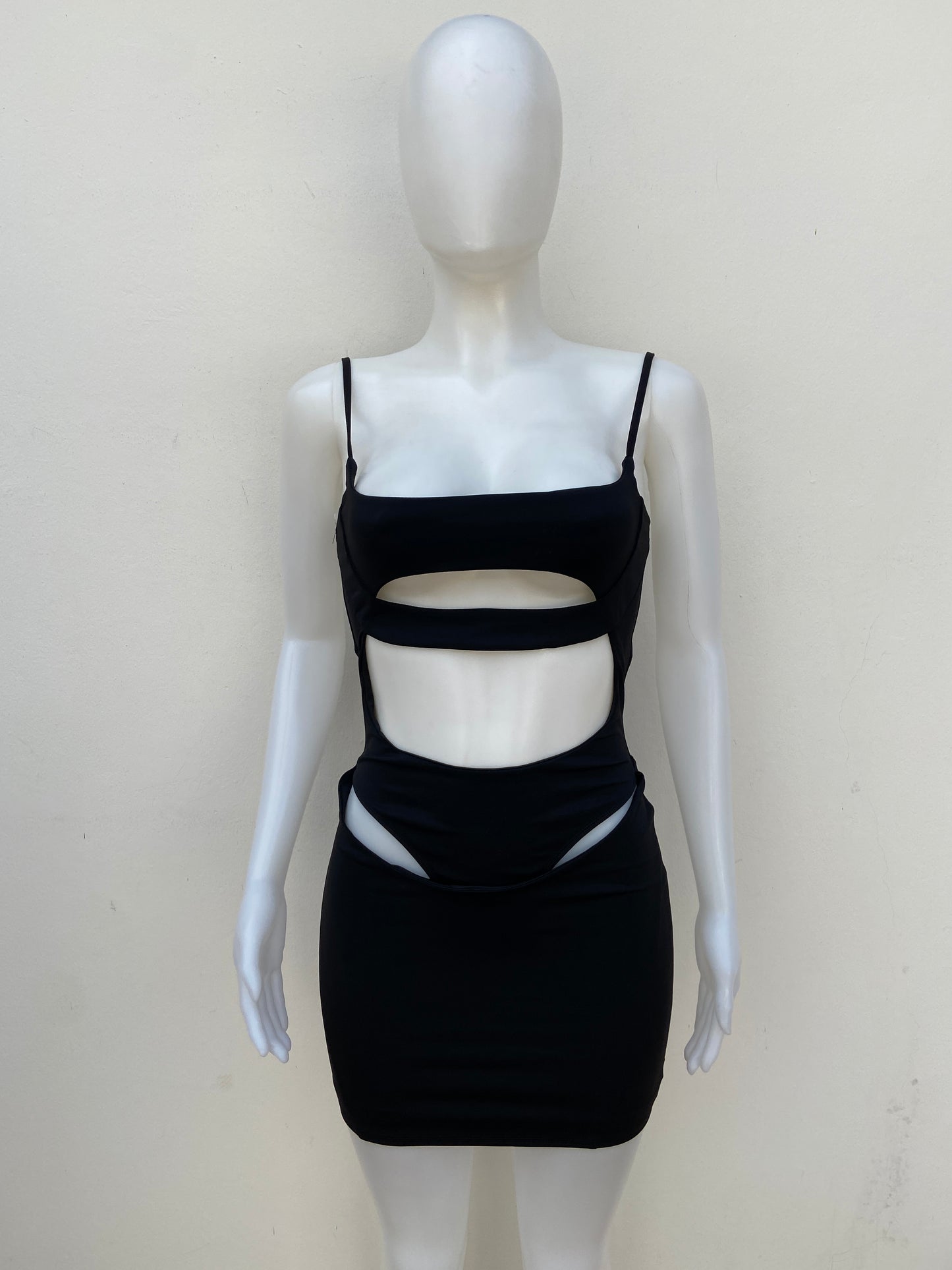 Vestido Fashion Nova original negro, estilo body, con abierto en frente.