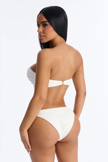 Biquini, blanco con placas en color dorado, strapless más cover up, 3 piezas.