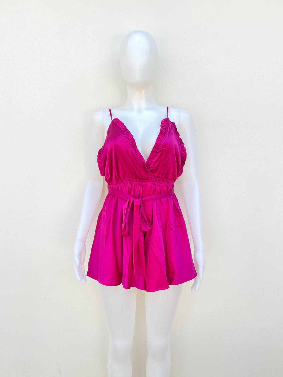 Enterizo/Romper Fashion Nova original rosado Fuscia en satin y vuelos.