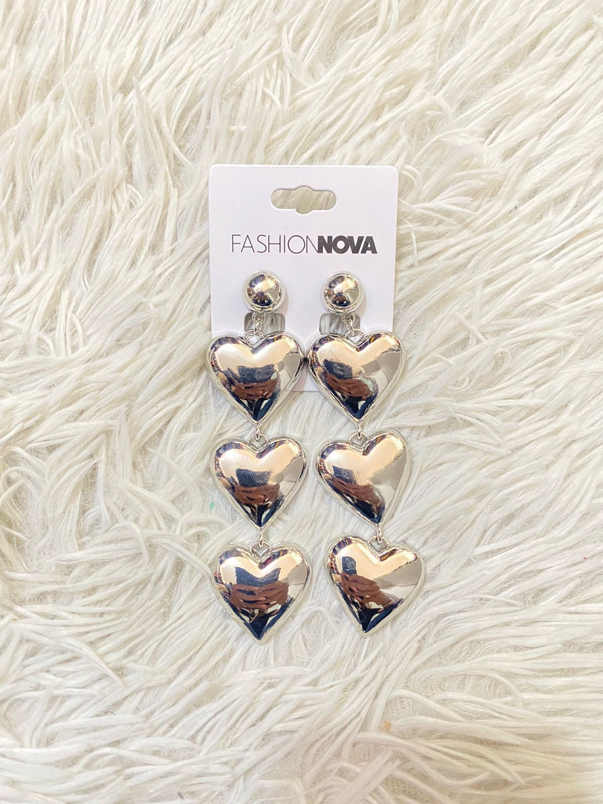 Aretes Fashion Nova original en forma de corazón plateados.