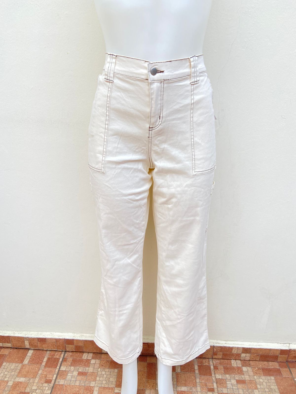 Pantalon Cargo Forever21 Original, color blanco hueso con bolsillos a los lados.
