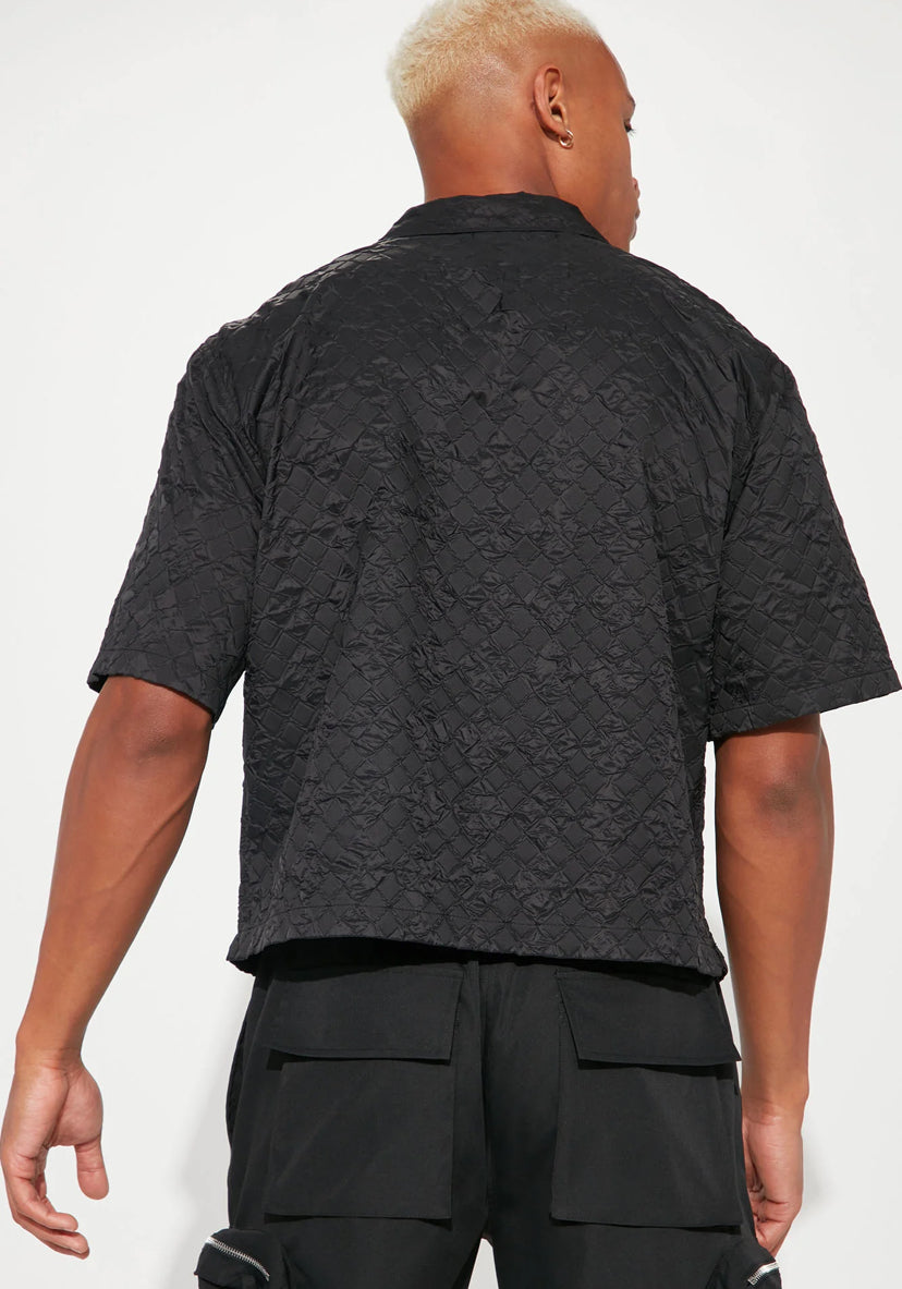 Camisa/ Chaqueta Fashion Nova original negra con estampado de diamantes y textura de nailon ( nylon ).