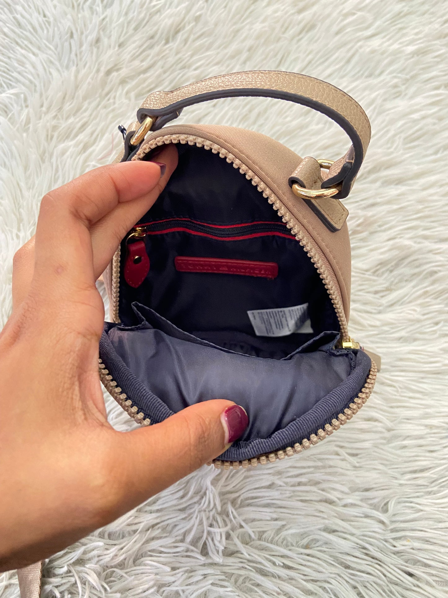 Cartera / bulto crossbody Tommy Hilfiger Original, color marron claro con detalles dorado y placa de la marca al frente