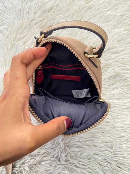 Cartera / bulto crossbody Tommy Hilfiger Original, color marron claro con detalles dorado y placa de la marca al frente