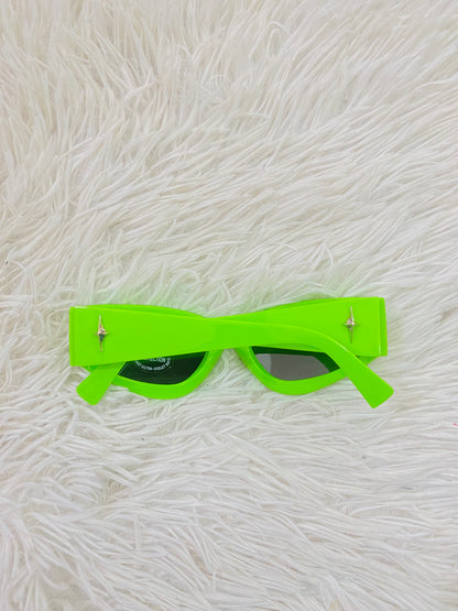 Lentes  diseñados con protección UV 100-400 para proteger tu visión. Verde con negras y estrella plateada.