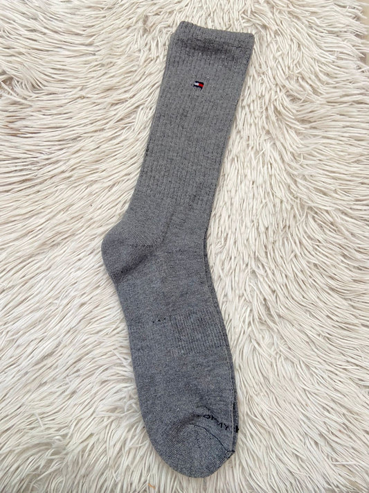 Medias Tommy Hilfiger Original, super larga en color gris con logotipo de la marca arriba y letra tommy hilfiger abajo en color negro