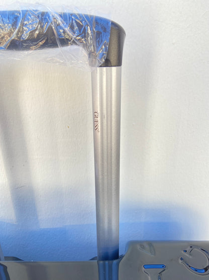 Maleta GUESS original, negra con la letra G y GUESS en plateado. Material ABS resistente al agua.  Mango telescópico ajustable.