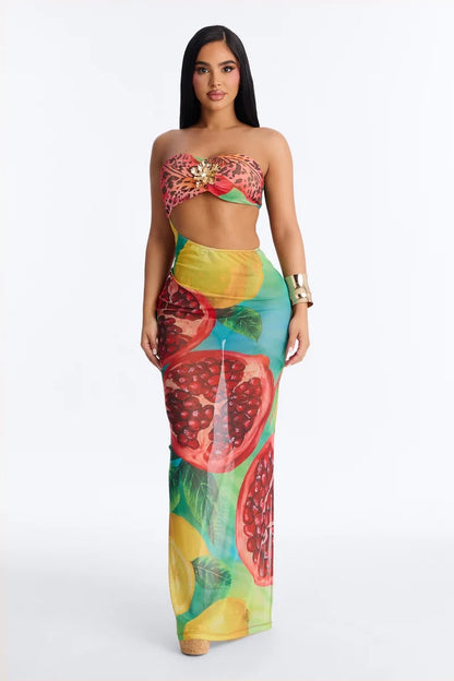 Conjunto/ Biquini, color rojo con verde y estampado de granada  más flor dorada en frente, strapless.