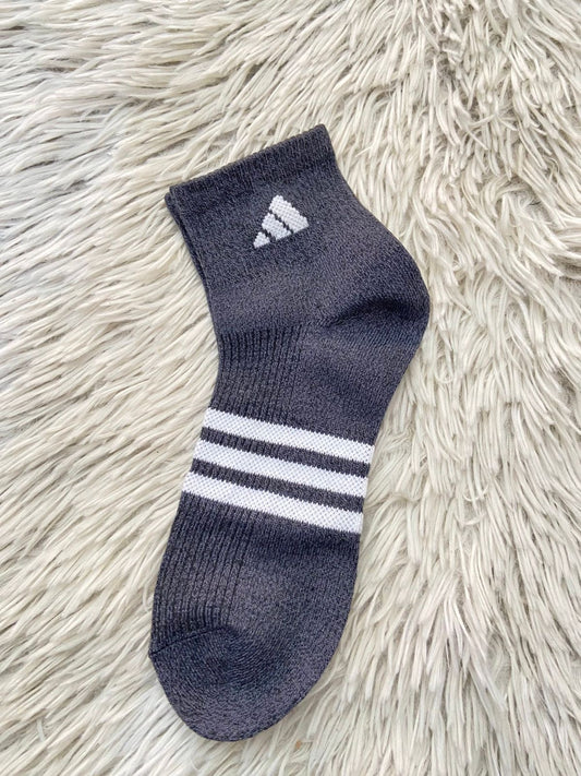 Medias ADIDAS original, gris oscuro con rayas en color blanco y logotipo.