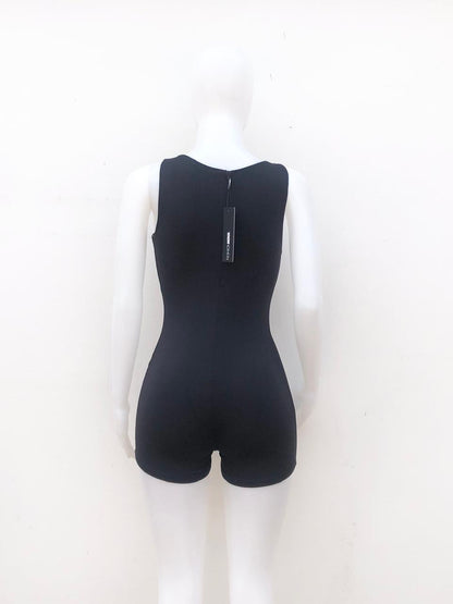 Enterizo, negro liso esencial con línea en la parte trasera.