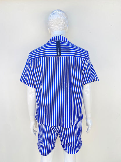 Conjunto, azul con rayas en color blanco y negro y estampado de palmeras, de bañador y camisa.