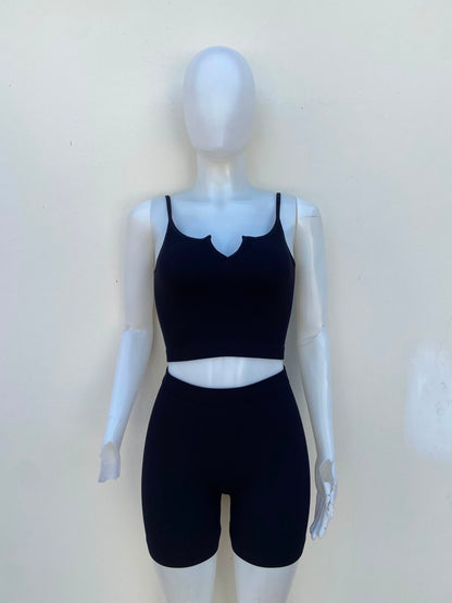 Conjunto JULIA BY LOVE J, Original legging y top en color negro, top con detalle de abierto al frente.