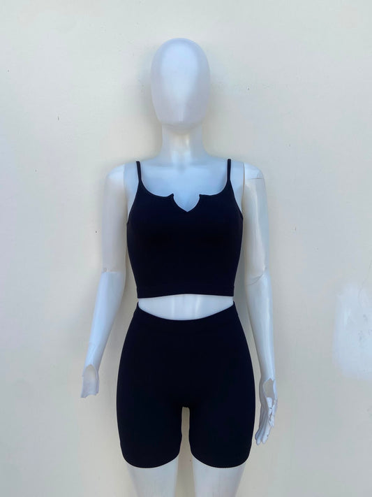 Conjunto JULIA BY LOVE J, Original legging y top en color negro, top con detalle de abierto al frente.