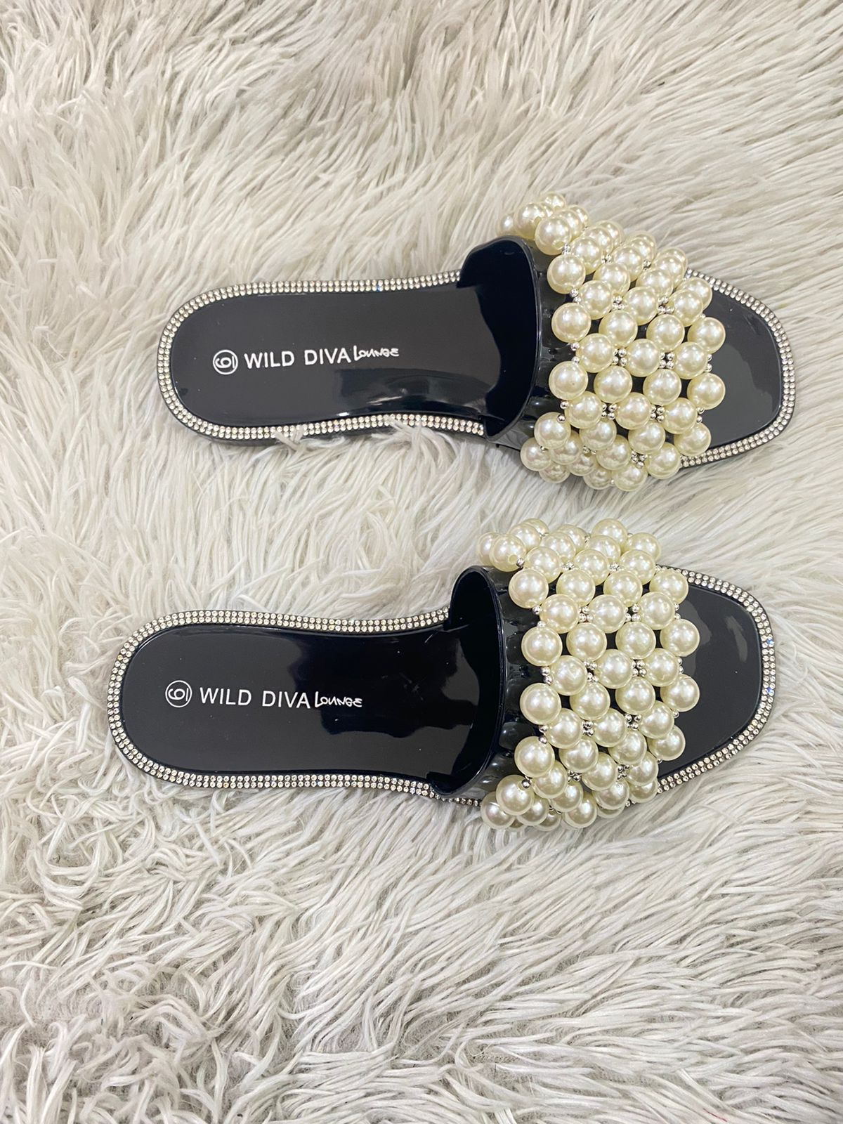 Sandalias WILD DIVA original negra con perlas en frente.