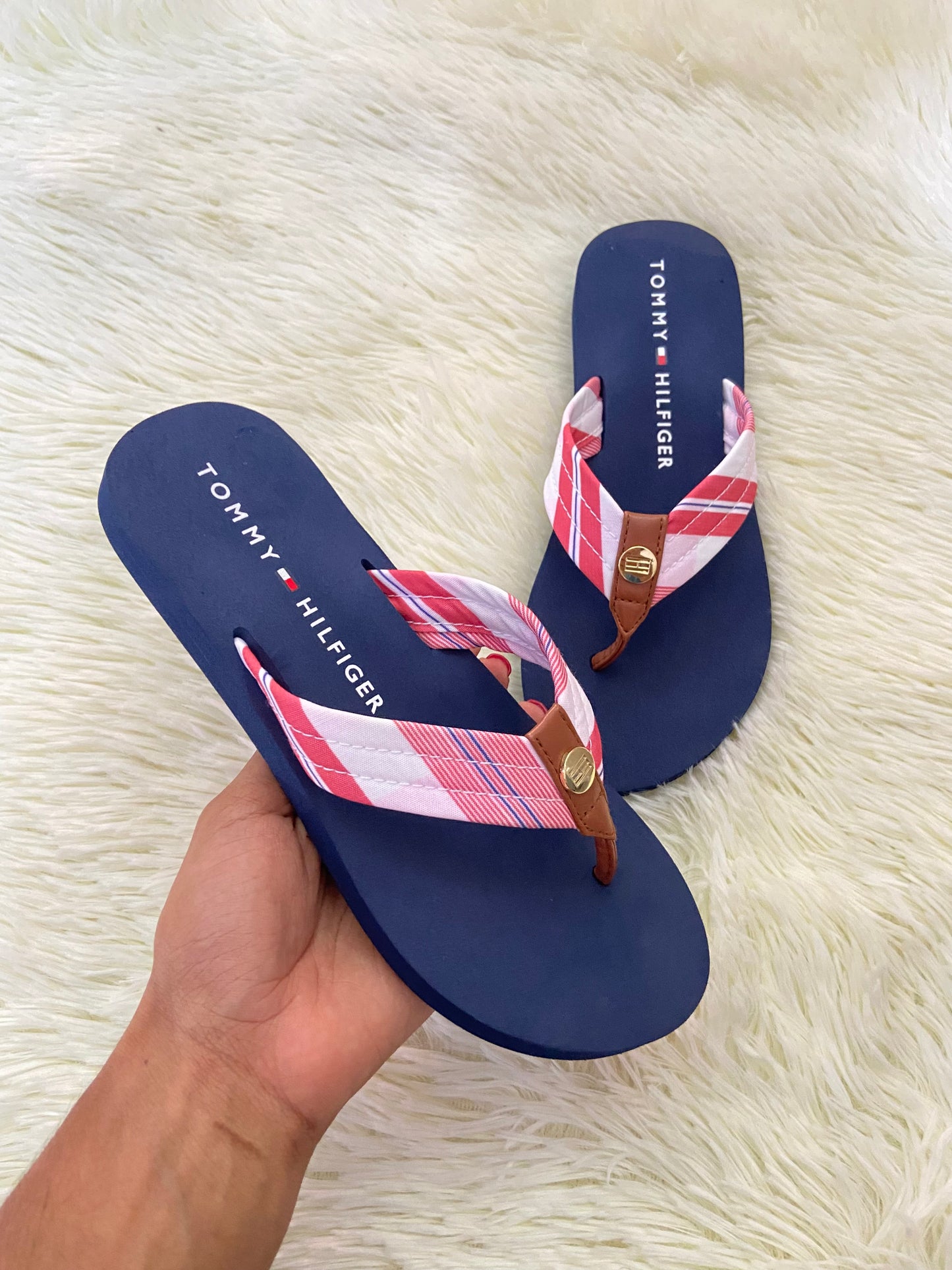 Sandalias TOMMY HILFIGER original, azul marino con rojo y marron y placa dorada en frente.