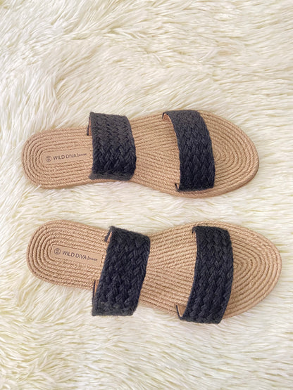 Sandalias WILD DIVA original, negra con dos bandas al frente en color negra, plantilla con material trenzado.