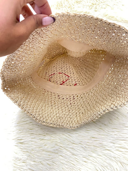 Sombrero, color crema y tejido artesanal estilo lana con flor roja con amarillo.