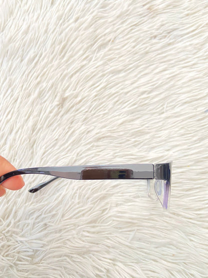 Lentes diseñados con protección UV 100-400 para proteger tu visión. En color negro y transparente abajo, micas claras.