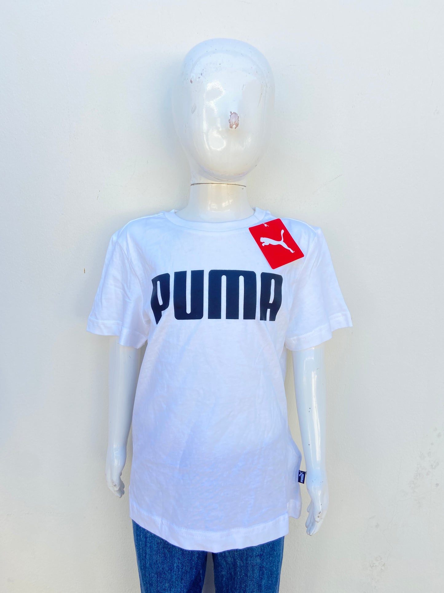 T-shirt Puma original blanco con letras PUMA en negro.